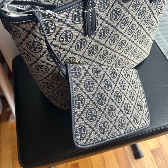 TORY BURCH T MONOGRAM ZIP TOTE - Picture 13 of 16